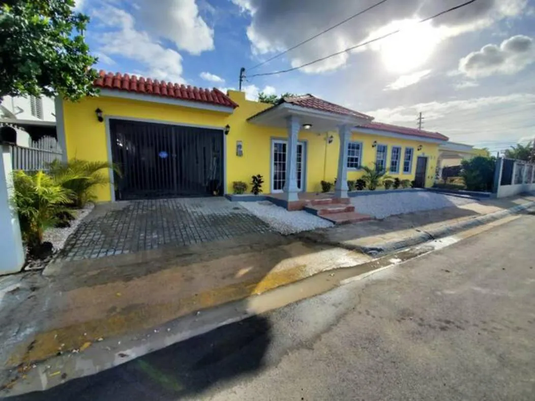 Chic Family-Friendly Home Sleeps Up To 12 People, Right Unit Catano 0*,